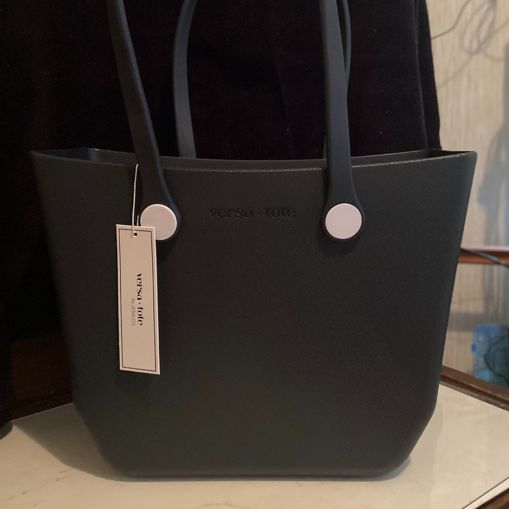 The Vira Versa Tote In Black
